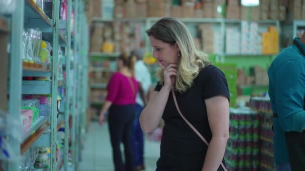 Mağaza Rafında Tüketici Toplama Karşılaştırma Ürünleri Kadın Yerel Işletmelerde Cam — Stok video