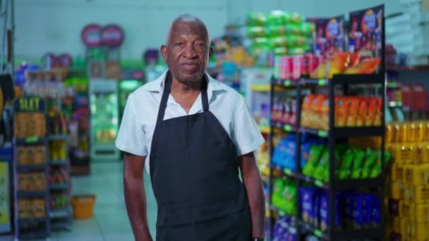 Funcionário Negro Sênior Supermercado Dentro Supermercado Usando Avental Com Expressão — Vídeo de Stock