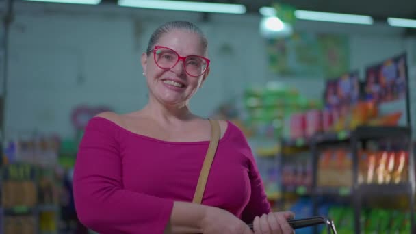Радостная Женщина Держащая Корзину Супермаркете Счастливая Покупательница — стоковое видео