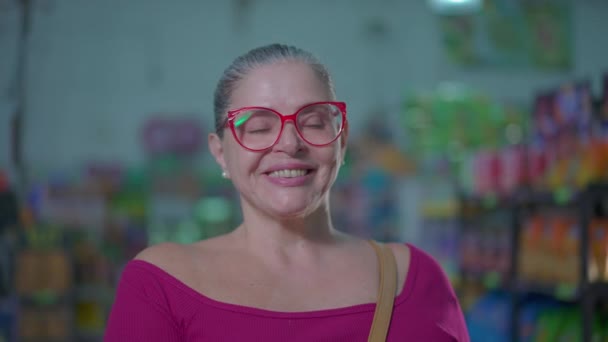 Счастливая Женщина Покупатель Держит Корзину Стоящую Внутри Супермаркета Женщина Средних — стоковое видео