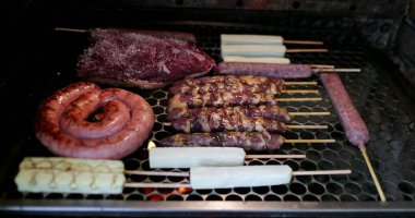 Izgara Güney Amerika churrasco 'sunda ızgara sosis ve peynir.