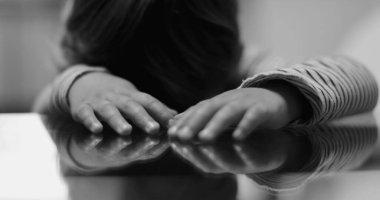 Depresyondaki çocuk tek renkli yüzle travma konseptini kapsıyor.