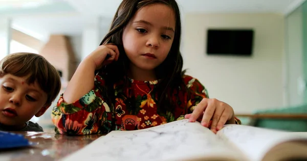 Küçük Kız Kitap Çizmekten Hangi Sayfayı Çizeceğini Seçiyor — Stok fotoğraf
