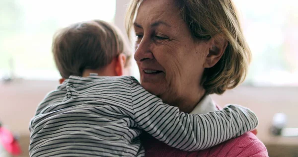 Feliz Abuela Sosteniendo Bebé Nieto Brazos Riendo — Foto de Stock