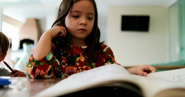 Κοριτσάκι Γυρνώντας Χαρτιά Από Παιδί Του Βιβλίου Ζωγραφικής Διαλέγοντας Ποια — Φωτογραφία Αρχείου