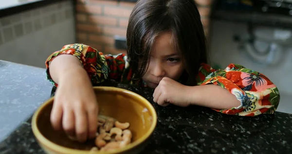 Kislány Megragadja Kesudió Tál Gyerek Eszik Egészséges Snack — Stock Fotó
