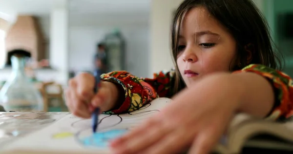 Menina Desenho Papel Criança Desenha Com Lápis Cor — Fotografia de Stock