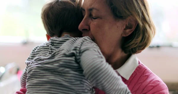 Abuela Consolando Llorando Bebé Nieto Abuelo Sosteniendo Nieto — Foto de Stock