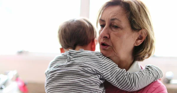 Abuela Sosteniendo Nieto Bebé Brazos Consolando Niño — Foto de Stock