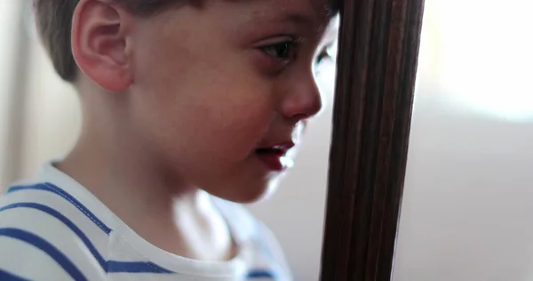 Barn Gråter Tårfyllda Unge Torka Tårar Känsla Upprörd Jordad Pojke — Stockfoto