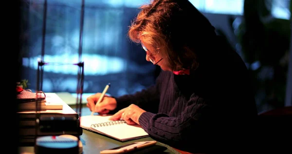 Открытая Пожилая Женщина Пишет Заметки Пожилого Человека Бумаге Ручкой — стоковое фото