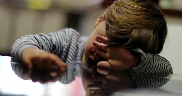 Deprimido Menino Criança Cobrindo Rosto Com Mão — Fotografia de Stock