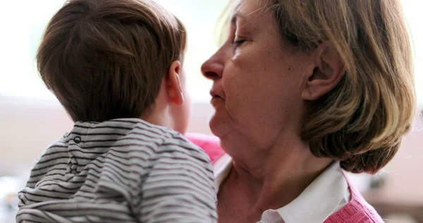 Abuela Besando Nieto Mejilla Tener Empatía Con Niño Herido — Foto de Stock