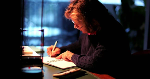 Ehrliche Ältere Frau Schreibt Notizen Senior Schreibt Mit Stift Auf — Stockfoto