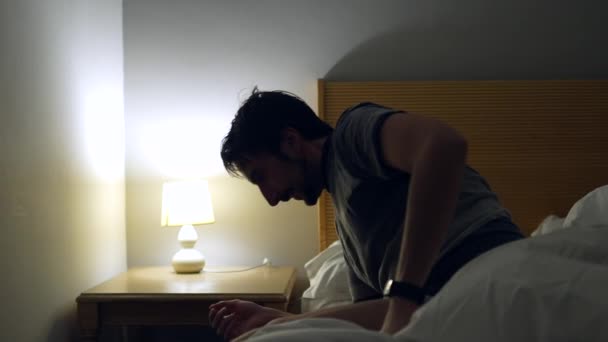 Мужчина Лежит Постели Отдохнуть После Долгого Дня Человек Собирается Спать — стоковое видео