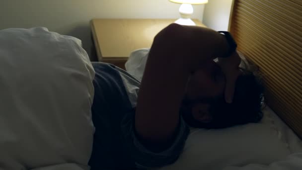 男は長い一日の後に休むためにベッドに横たわっていた 寝台の下で寝る人 — ストック動画