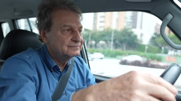 Senior Caucasian Man Driving City — Stock Video