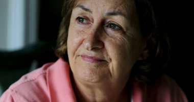 Düşünceli son sınıf bayan portresi hayal kuruyor.