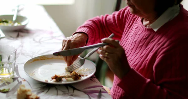 Senior Kvinna Avsluta Lunch Rengöring Tallrik Med Bröd Rester — Stockfoto