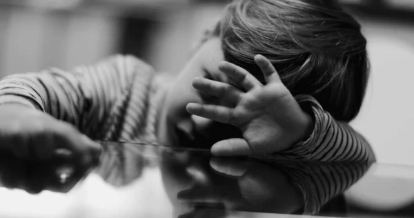 Bambino Triste Depresso Appoggiato Sulla Faccia Copertura Del Tavolo Con — Foto Stock