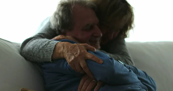 Cinta Senior Candid Dan Kasih Sayang Pasangan — Stok Foto