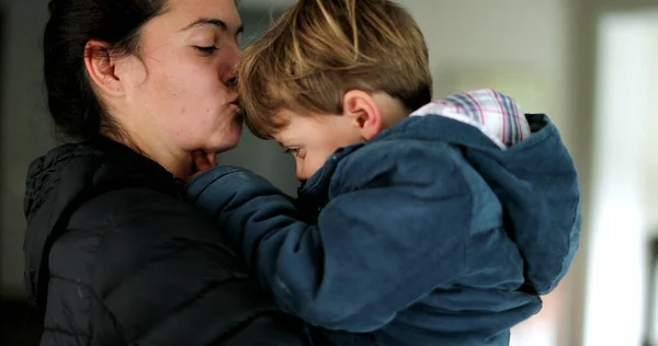 Mutter Die Kleinkind Arm Hält Offenherzige Familienliebe — Stockfoto