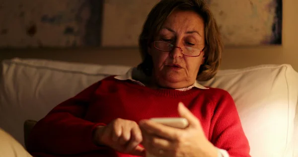 Orang Tua Yang Menatap Layar Smartphone Malam Hari Duduk Sofa — Stok Foto