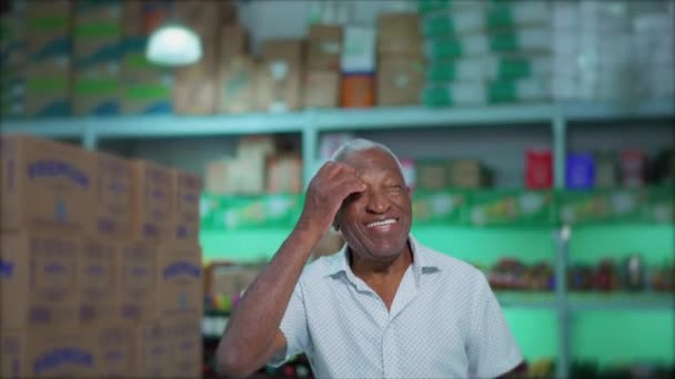 Zdezorientowany Afroamerykanin Starszy Mężczyzna Scratching Czoło Jeden Starszy Czarny Mężczyzna — Wideo stockowe