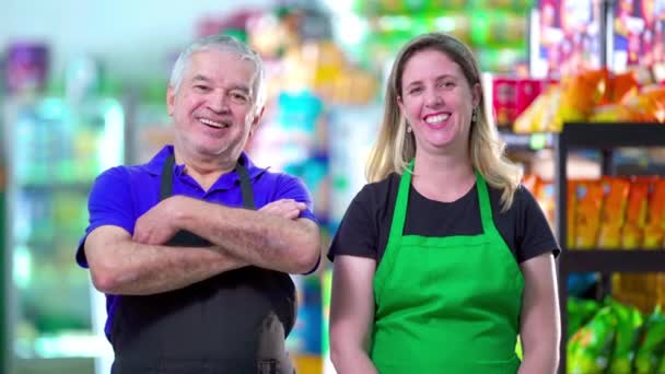 Smiling Apron Επενδυμένα Supermarket Προσωπικό Ηλικιωμένοι Άνδρες Και Γυναίκες Συνάδελφος — Αρχείο Βίντεο