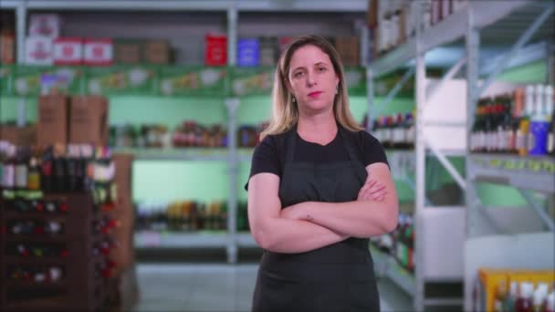 Vrouwelijk Personeel Van Supermarkt Staat Gangpad Naast Productinventaris Met Gekruiste — Stockvideo