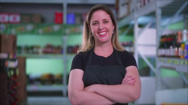 Щаслива Жіночий Персонал Супермаркету Стоїть Проході Поруч Товарним Інвентарем Схрещеним — стокове відео