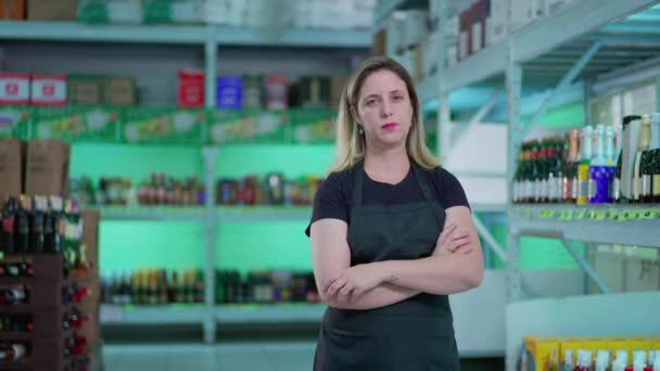 Serieuze Vrouwelijke Werknemer Van Supermarket Die Aan Het Gangpad Staat — Stockvideo