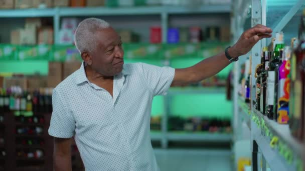 Пожилой Афро Американец Выбирающий Алкогольные Напитки Супермаркете Один Старший Черный — стоковое видео