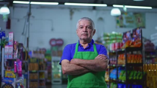 Gerente Supermercado Grave Com Braços Cruzados Expressão Preocupante Proprietário Pequenas — Vídeo de Stock