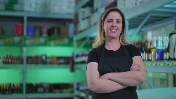 Радостная Работница Оружием Скрещенная Проходе Супермаркета Счастливая Экспрессия Рядом Магазином — стоковое видео