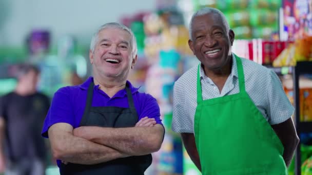 Uniformi Sorridenti Dei Lavoratori Anziani Nei Negozi Alimentari Che Descrivono — Video Stock