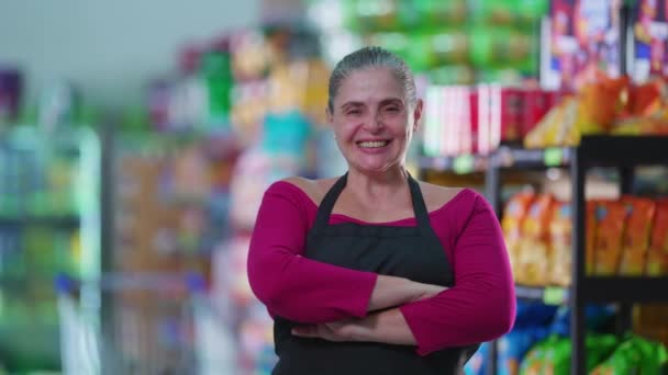 Mujer Alegre Trabajadora Tienda Comestibles Sonriendo Cámara Con Los Brazos — Vídeo de stock
