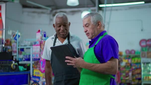 Två Glada Skiftande Senior Personal Livsmedelsbutik Kontrollera Inventering Verksamhet Med — Stockvideo