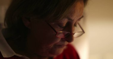 Akşamları teknolojiyi kullanan yaşlı kişi akıllı telefon aygıtı kullanıyor