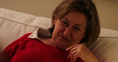 Geceleri kanepede oturan kıdemli bir kadın