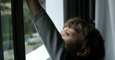 Bebek pencereyi açmaya çalışıyor, pencereyi açmaya çalışıyor.