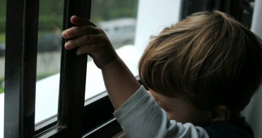 Bebek bebek pencereyi açamıyor. Bebek güvenlik riski kavramı