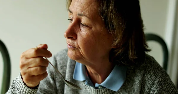 Seorang Wanita Senior Yang Bijaksana Berpikir Sambil Makan Siang — Stok Foto