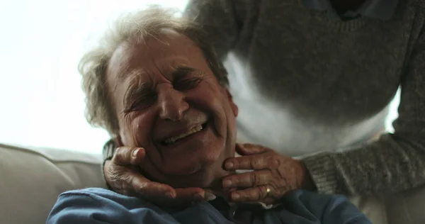Coppia Più Anziana Amore Affetto Moglie Abbracciare Marito Anziano — Foto Stock
