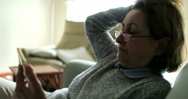 Satu Orang Senior Duduk Sofa Melihat Layar Smartphone Wanita Yang — Stok Foto
