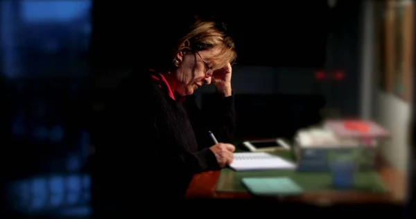 Nachdenkliche Seniorin Schreibt Nachts Notizen Auf Papier — Stockfoto