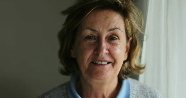 Glad Senior Kvinna Porträtt Ansikte Ler Mot Kameran — Stockfoto