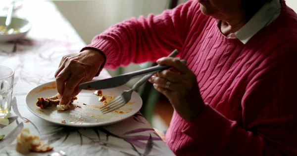 Wanita Senior Menyelesaikan Piring Makan Siang Dengan Sisa Roti — Stok Foto