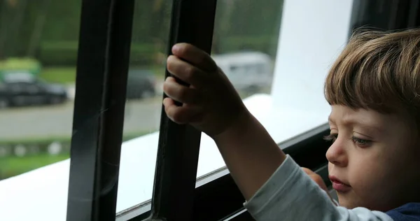 Дитина Намагається Відкрити Вікно Дитина Намагається Ковзати Вікно — стокове фото