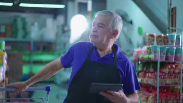 Senior Livsmedelsbutik Manager Kontroll Produktinventering Hyllan Med Tablet Device Kaukasiska — Stockvideo